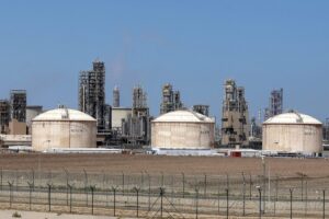 Decommissioning and demolition of large scale refinery in the Middle East